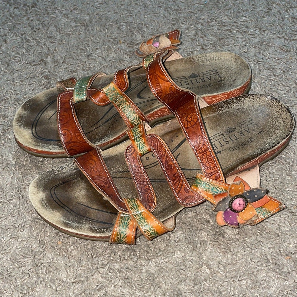 L’Artiste by Spring Step Mabel embossed leather floral art to wear sandals